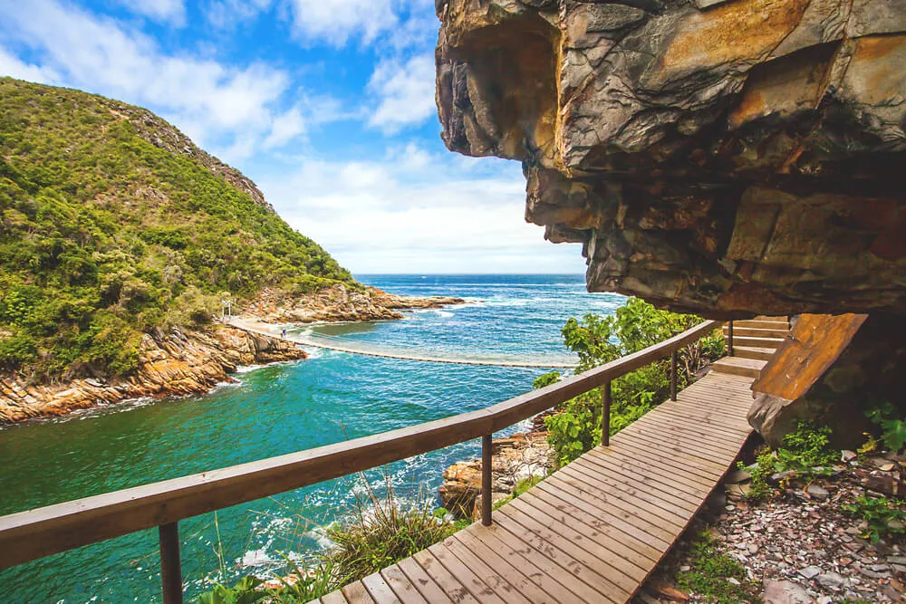 Die berühmte Hängebrücke über den Storms River im Tsitsikamma Nationalpark, ein Top-Highlight der Garden Route