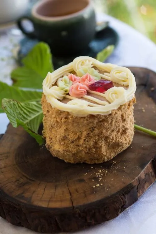 Die berühmte Kiewer Torte, eine mehrschichtige Delikatesse mit Nüssen und Creme, eine ukrainische Süßspezialität.