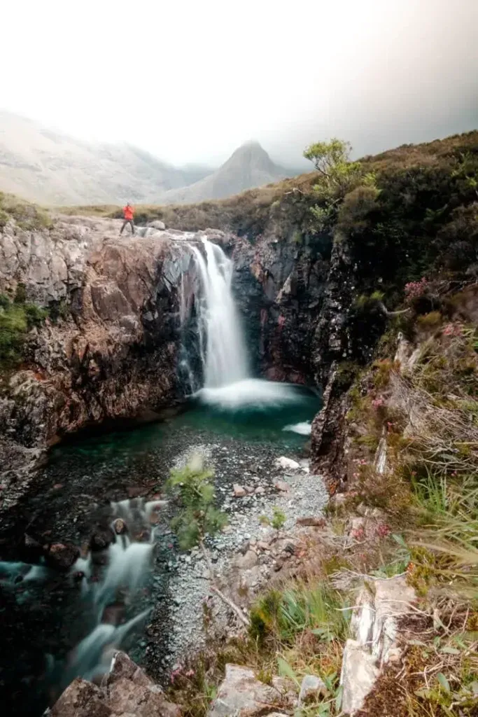 Die berühmten Fairy Pools auf der Isle of Skye in Schottland, eine magische Landschaft mit Wasserfällen und natürlichen Becken.