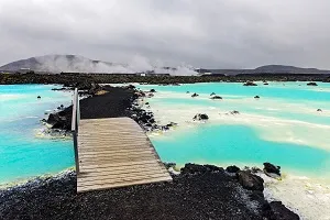 Die Blaue Lagune in Island, nahe Reykjavik, ein einzigartiges Naturwunder und Reiseziel im Juli.