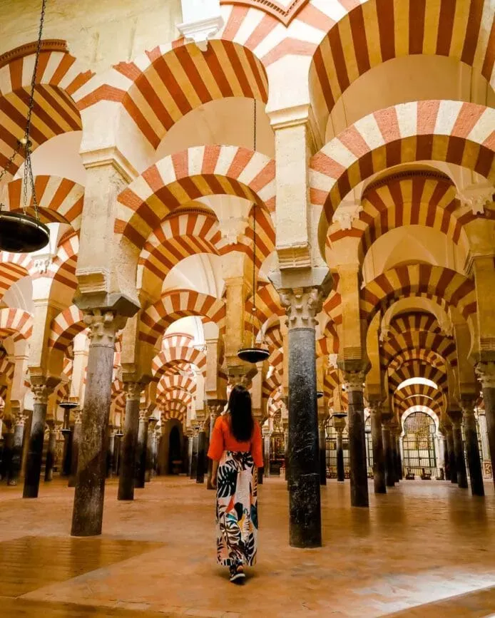 Die Bögen der Mezquita in Córdoba, Andalusien, ein faszinierendes Beispiel islamischer Architektur.