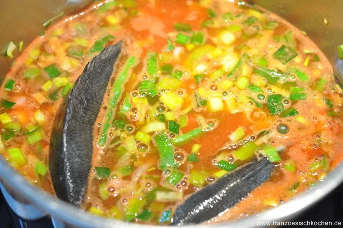 Die Bouillabaisse köchelt – Fische und Gewürze vereinen sich zu einer reichhaltigen Suppe.