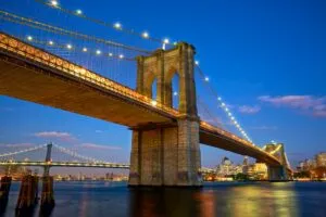 Die Brooklyn Bridge mit der Skyline von Manhattan im Hintergrund