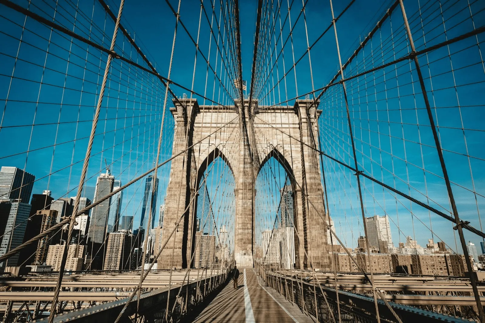 Die Brooklyn Bridge und die Skyline von Manhattan bei Sonnenuntergang, von Brooklyn aus gesehen