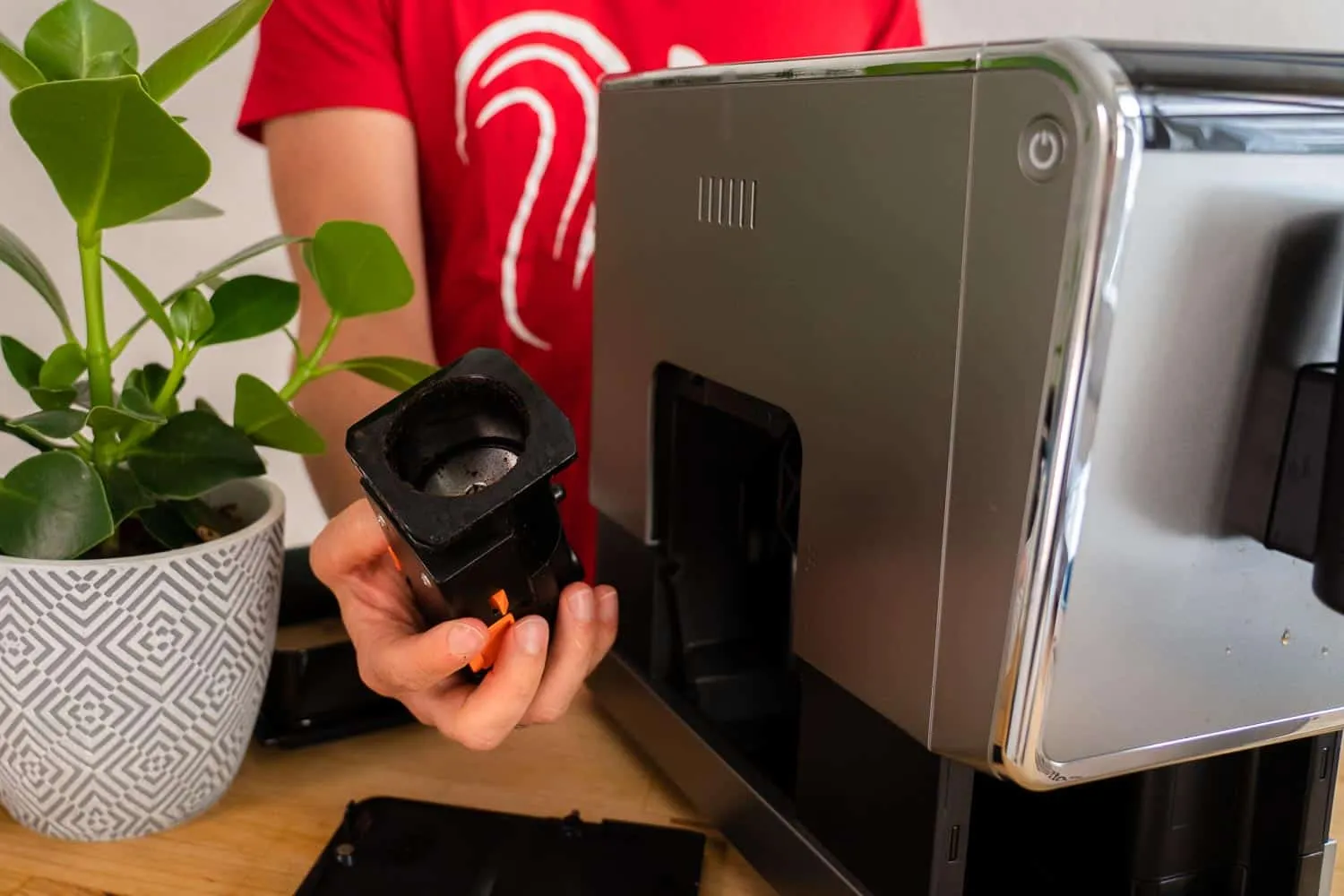 Die Brühgruppe des Tchibo Kaffeevollautomaten außerhalb der Maschine