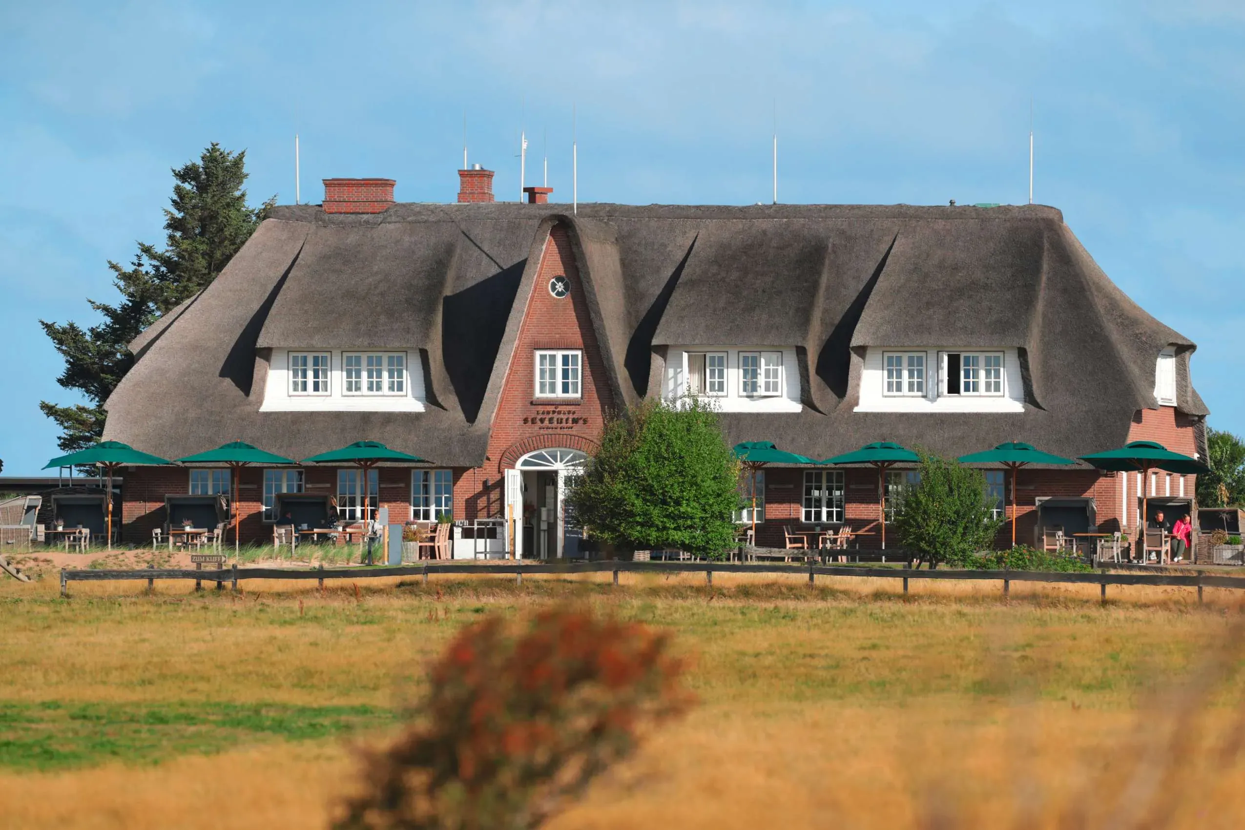 Die charmante Außenansicht des Landhaus Severin's Morsum Kliff auf Sylt, ein Refugium der Ruhe für Urlaub mit Hund.