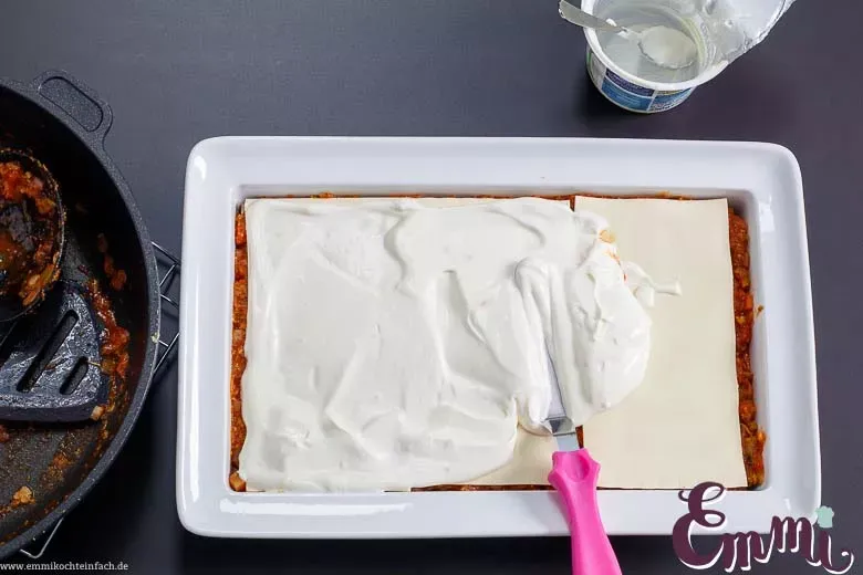 Die cremige Schmand-Schicht bildet die Grundlage für den Käse