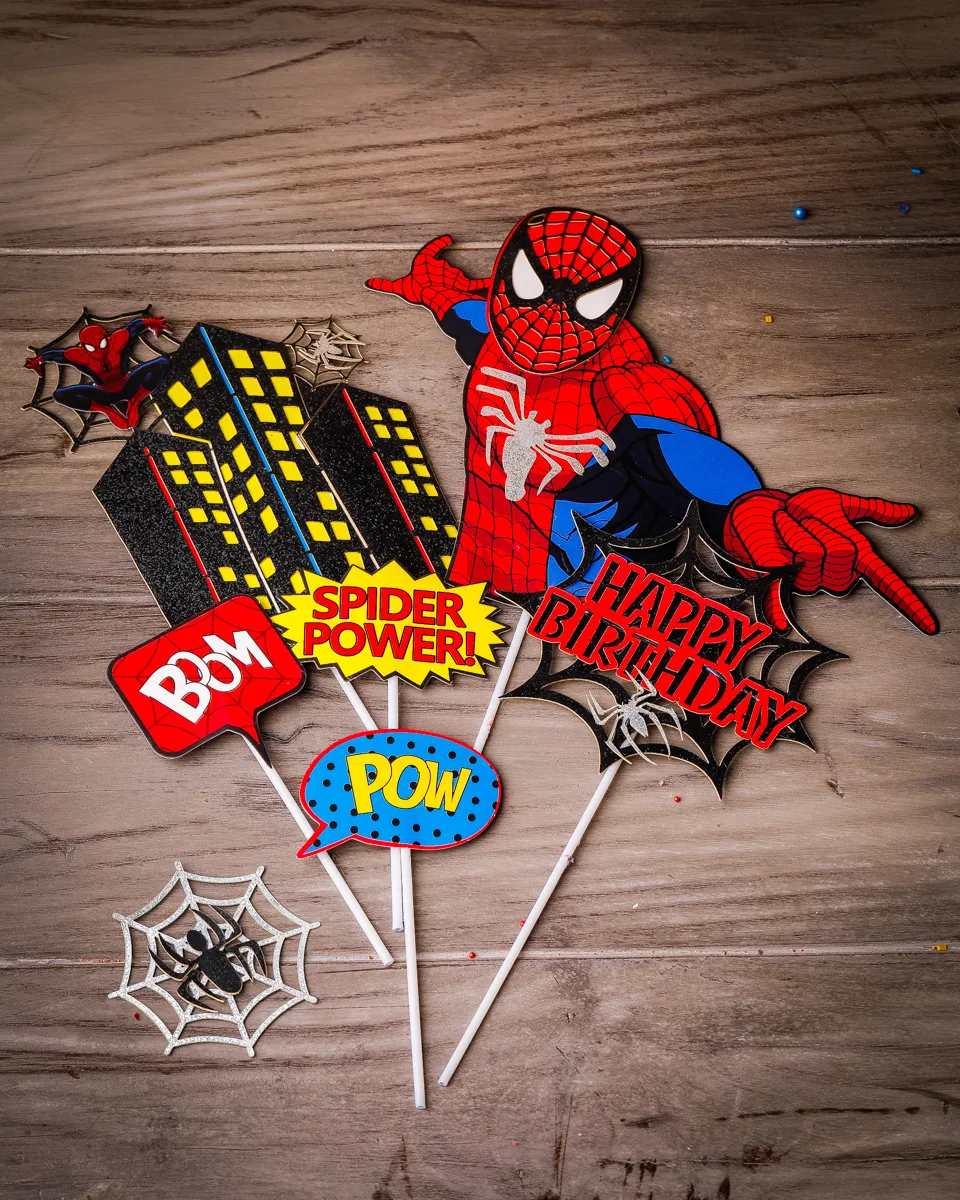 Die Dekostecker aus Pappe sind eine tolle und einfache Möglichkeit, den Spiderman Geburtstagskuchen zu verzieren.