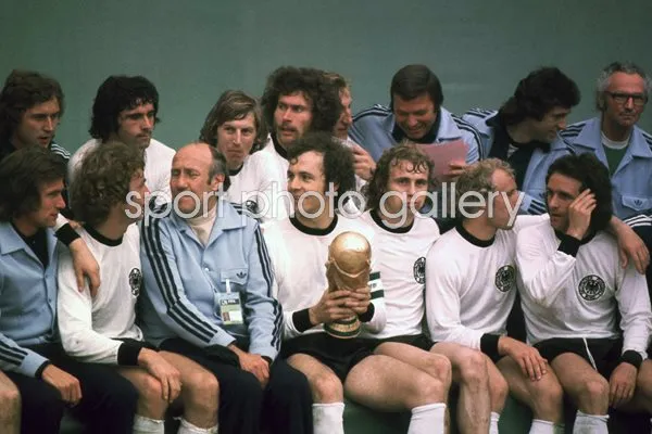 Die deutsche Nationalmannschaft feiert den Weltmeistertitel 1974, mit Kapitän Franz Beckenbauer und dem Pokal