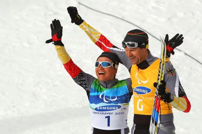 Die deutsche Para-Biathletin Verena Bentele feiert mit ihrem Begleitläufer Thomas Friedrich einen Sieg bei den Paralympics.