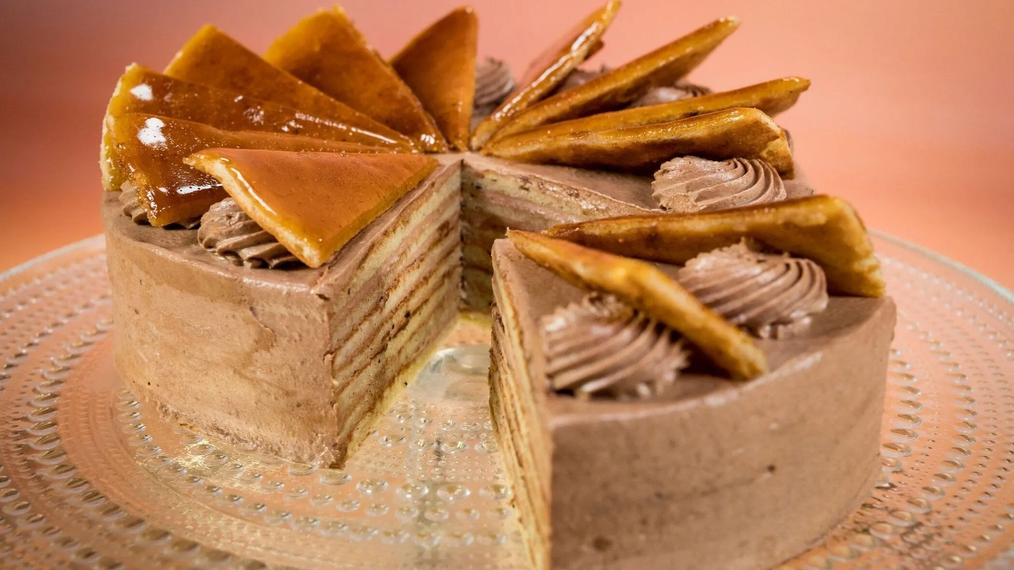 Die Dobostorte als technische Prüfung beim Promibacken, ein Meisterwerk der Backkunst.