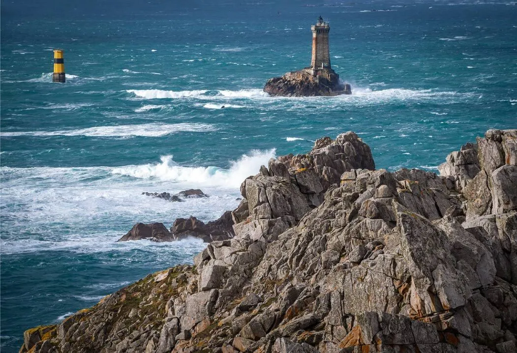 Die dramatische Küstenlandschaft von Point du Raz in der Bretagne, Frankreich, mit steilen Klippen und rauer See.
