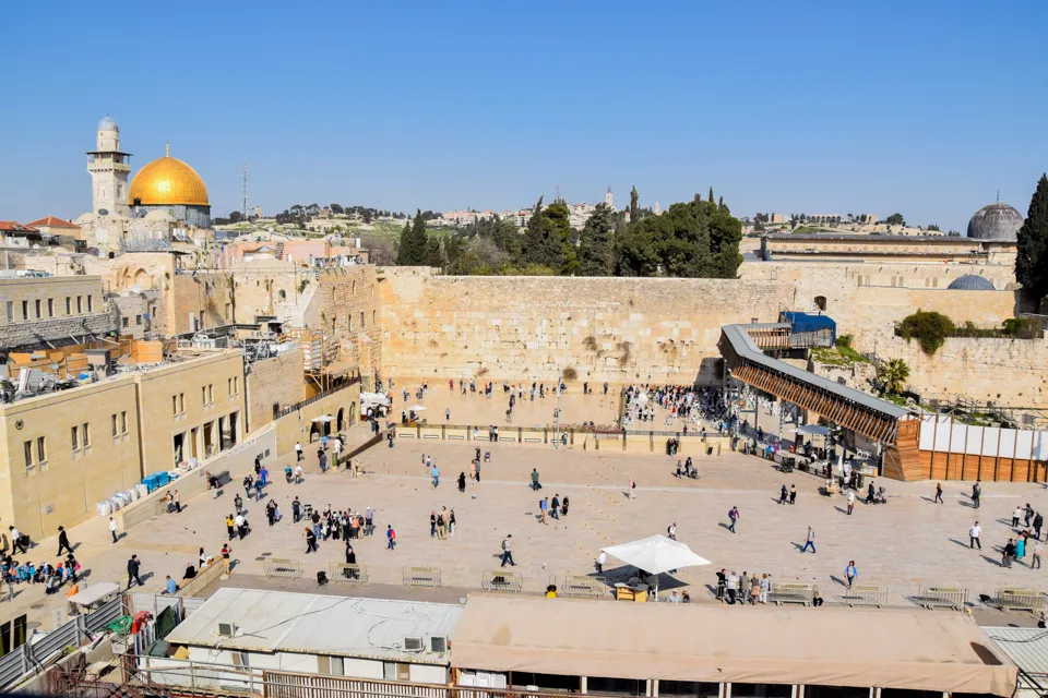 Die ehrwürdige Klagemauer in Jerusalem, ein tiefreligiöser und historischer Ort, den man im milden Mai besuchen sollte.