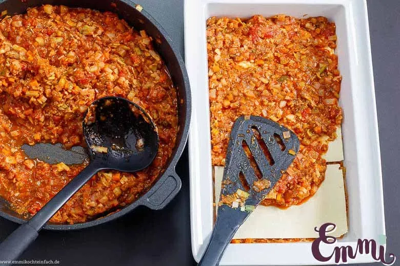 Die einzelnen Schichten der Gemüselasagne werden sorgfältig aufgebaut