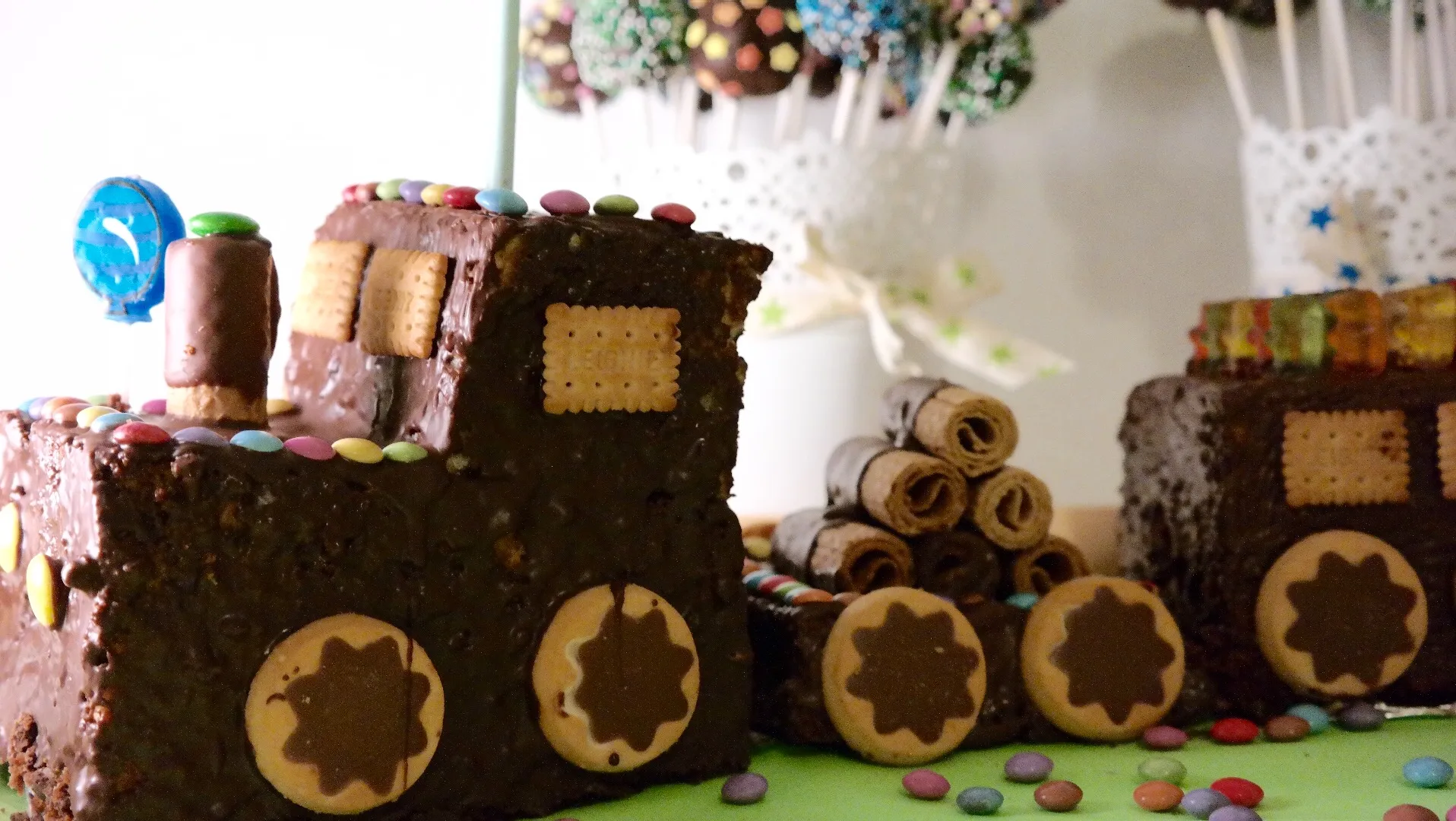 Die Einzelteile der Eisenbahn-Torte, inklusive Lokführerhaus und Lastenzug