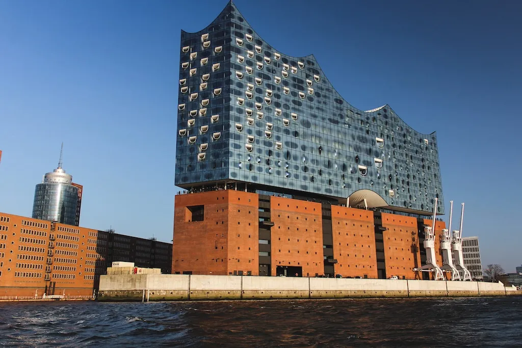 Die Elbphilharmonie in der Abenddämmerung