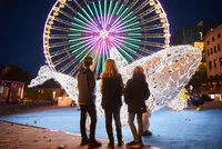Die Essener Lichtwochen illuminieren die Innenstadt mit festlichen LED-Lichtern, die eine zauberhafte Atmosphäre für den Weihnachtsmarkt schaffen.