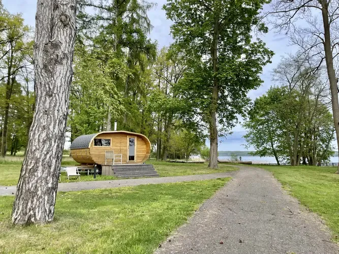 Die Fass-Sauna am See für entspannende Momente