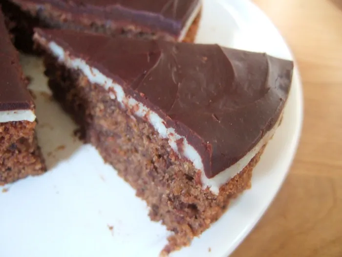 Die fertig gebackene Haselnuss-Schokoladen-Torte, bereit für den Marzipanüberzug.