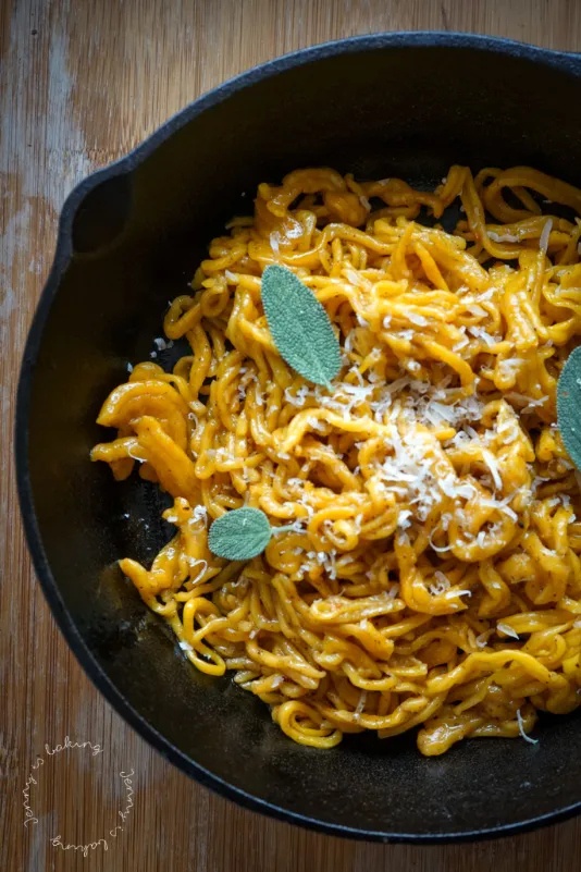 Die fertige, gekochte Kürbis Pasta