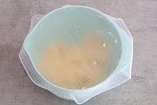 Die fertige Grießmasse quillt im Kühlschrank, bereit zum Formen