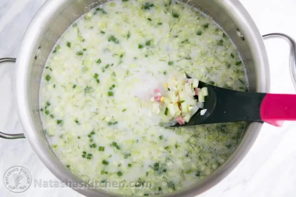 Die fertige Okroschka-Suppe im Topf, bereit zum Umrühren und Servieren an einem heißen Sommertag.