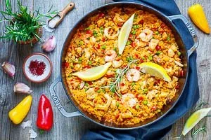 Die fertige Paella wird frisch mit Zitrone serviert