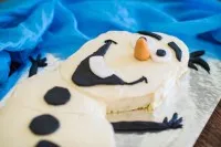 Die fertigen Fondant-Details für Olafs Gesicht und Körper, bereit zum Anbringen auf dem Geburtstagskuchen.