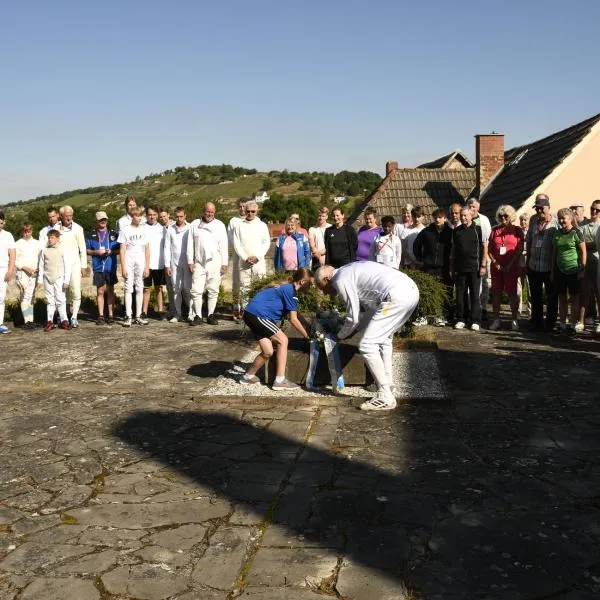 Die Flagge wird gehisst zur Eröffnung der 59. Jahnmehrkampfe in Freyburg