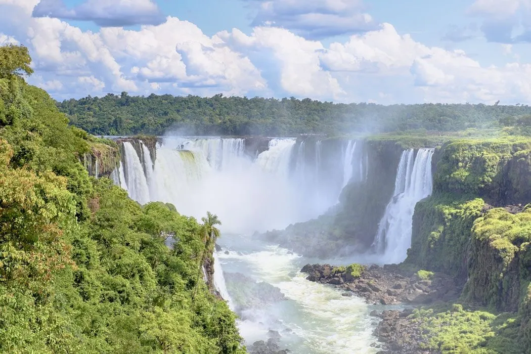 Die Foz do Iguaçu Wasserfälle an der Grenze zwischen Brasilien und Argentinien