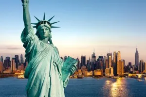 Die Freiheitsstatue auf Liberty Island im New Yorker Hafen, ein unverzichtbares Wahrzeichen für New York City Reisetipps.