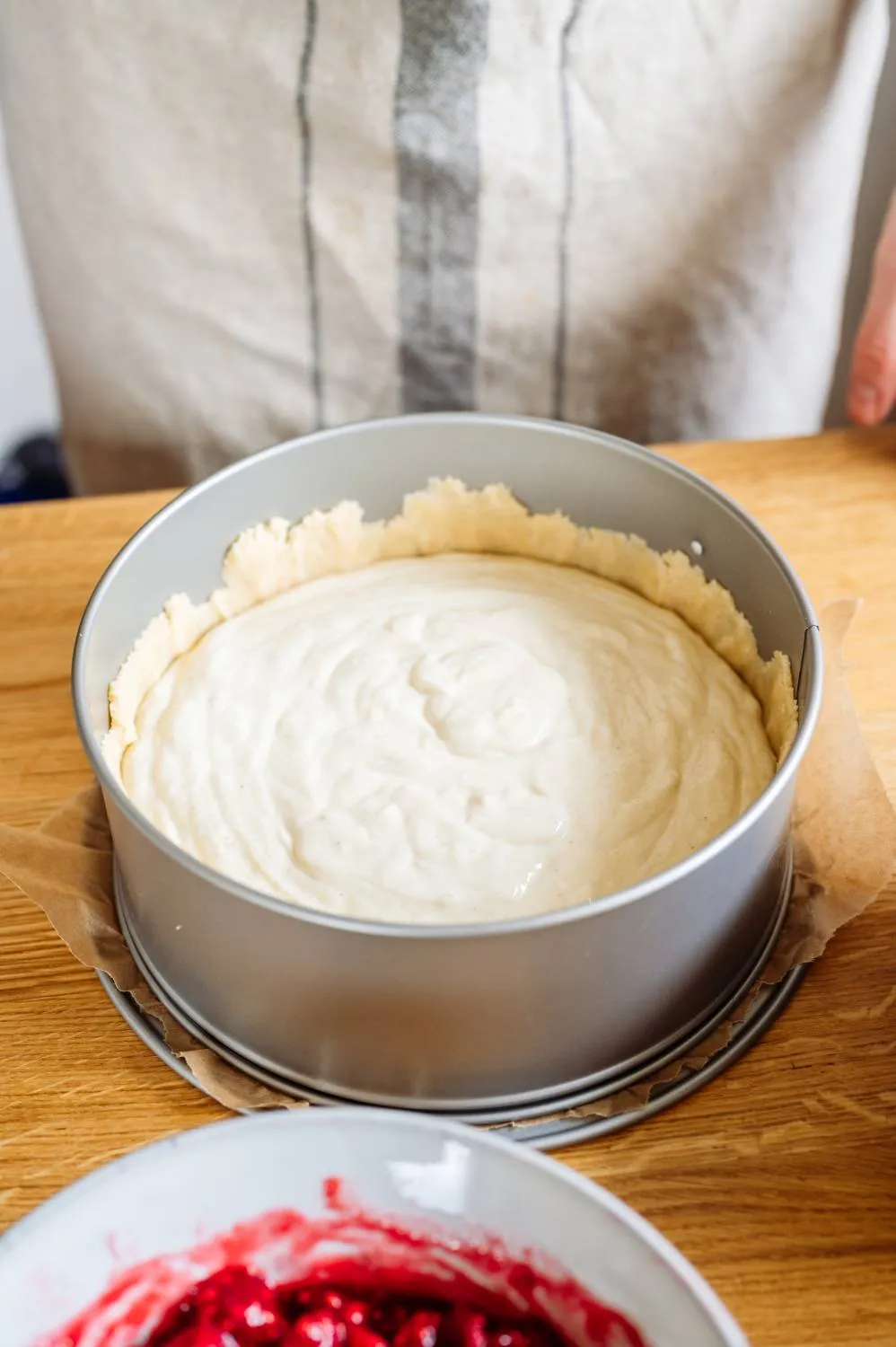 Die frisch gebackenen Streusel auf dem Himbeer-Käsekuchen
