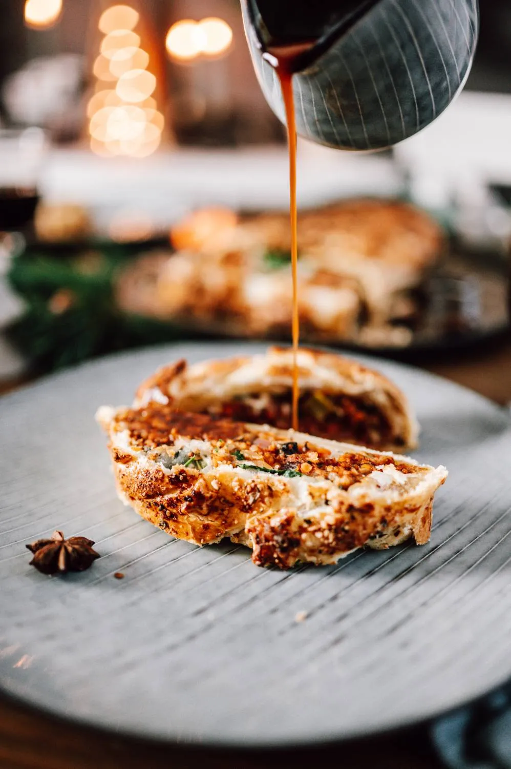 Die Füllung für den vegetarischen Weihnachtsbraten in einer Schüssel, mit Linsen, Gemüse und Kräutern