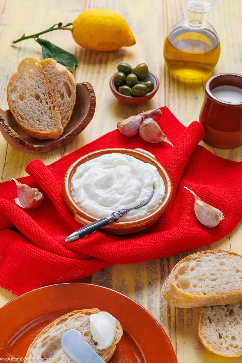 Die fünf Hauptzutaten für eine schnelle Aioli ohne Ei: Olivenöl, Milch, Zitrone, Knoblauch und Salz.