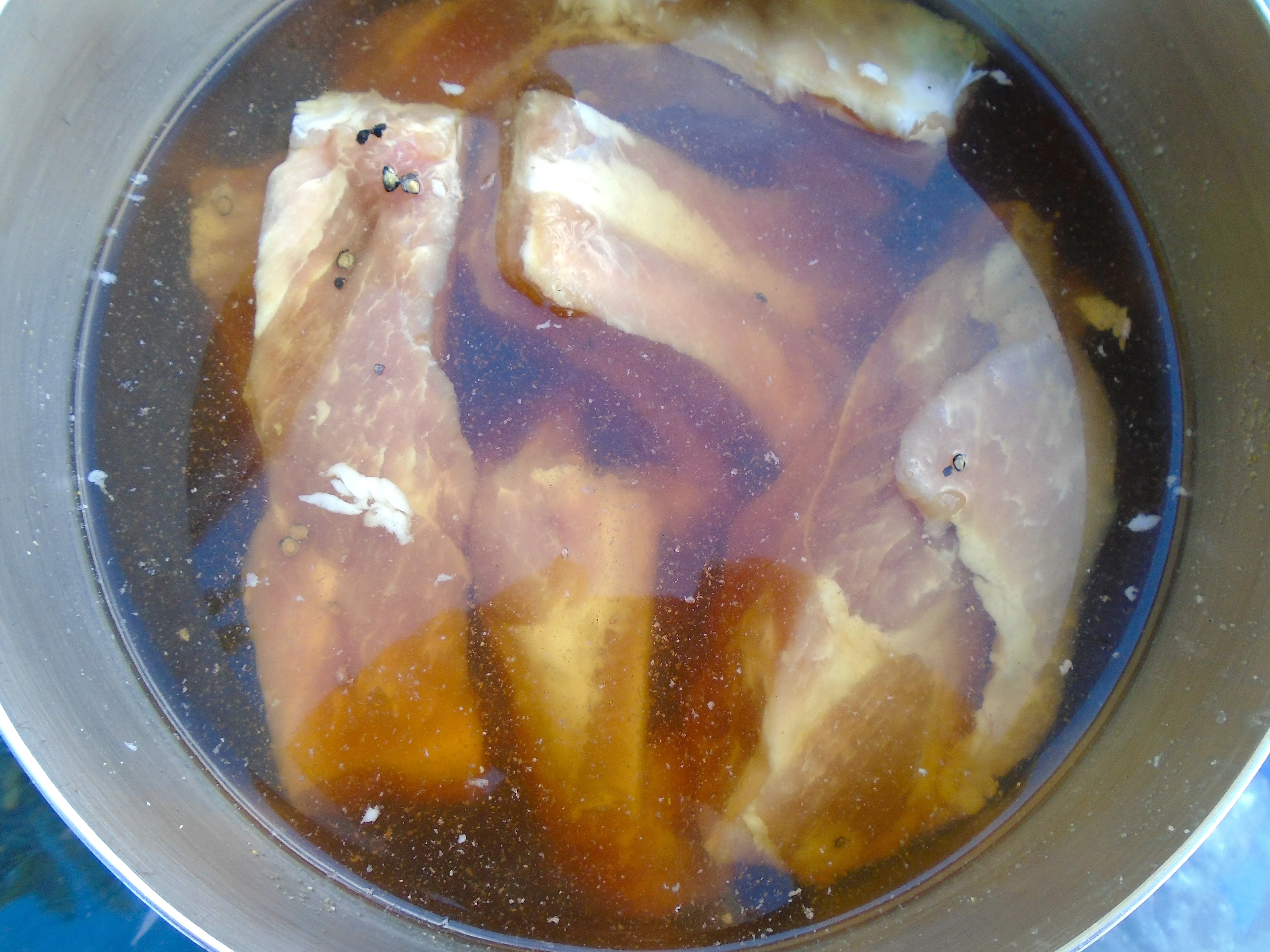 Die gepökelteten Schälrippchen werden abgespült und für das Kochen vorbereitet