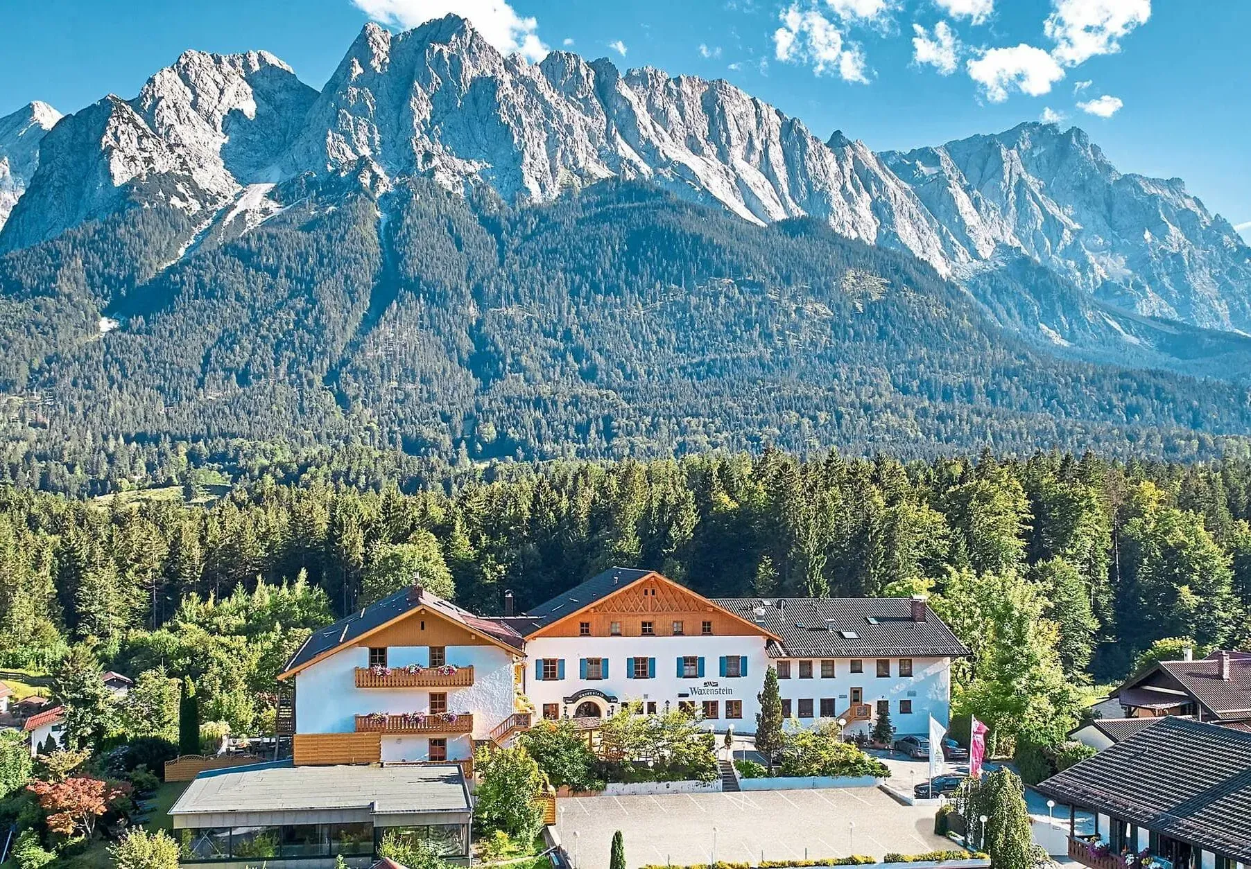 Die Gesamtansicht des Romantik Alpenhotel Waxenstein in Grainau, ein Fünf-Sterne-Hotel, das sich perfekt für einen luxuriösen Urlaub mit Hund eignet.
