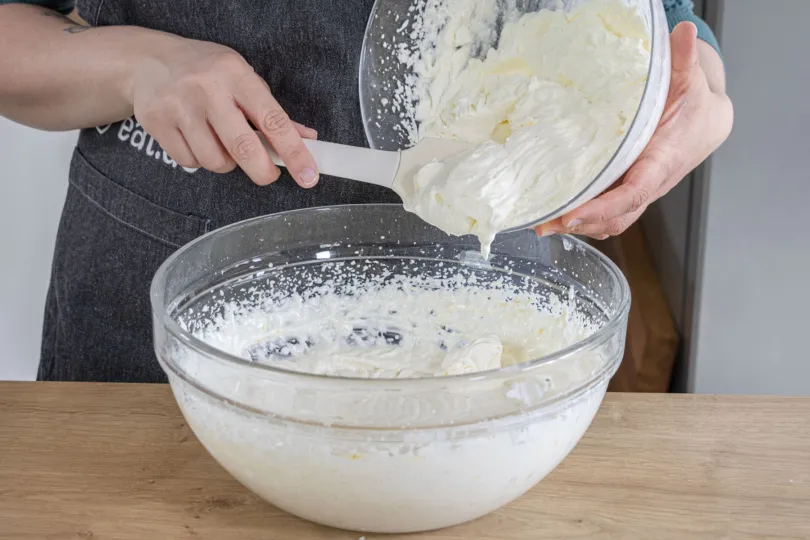 Die geschlagene Sahne locker unter die Quarkmasse heben