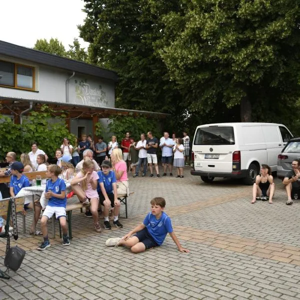 Die Gewinner strahlen mit ihren Medaillen und Urkunden