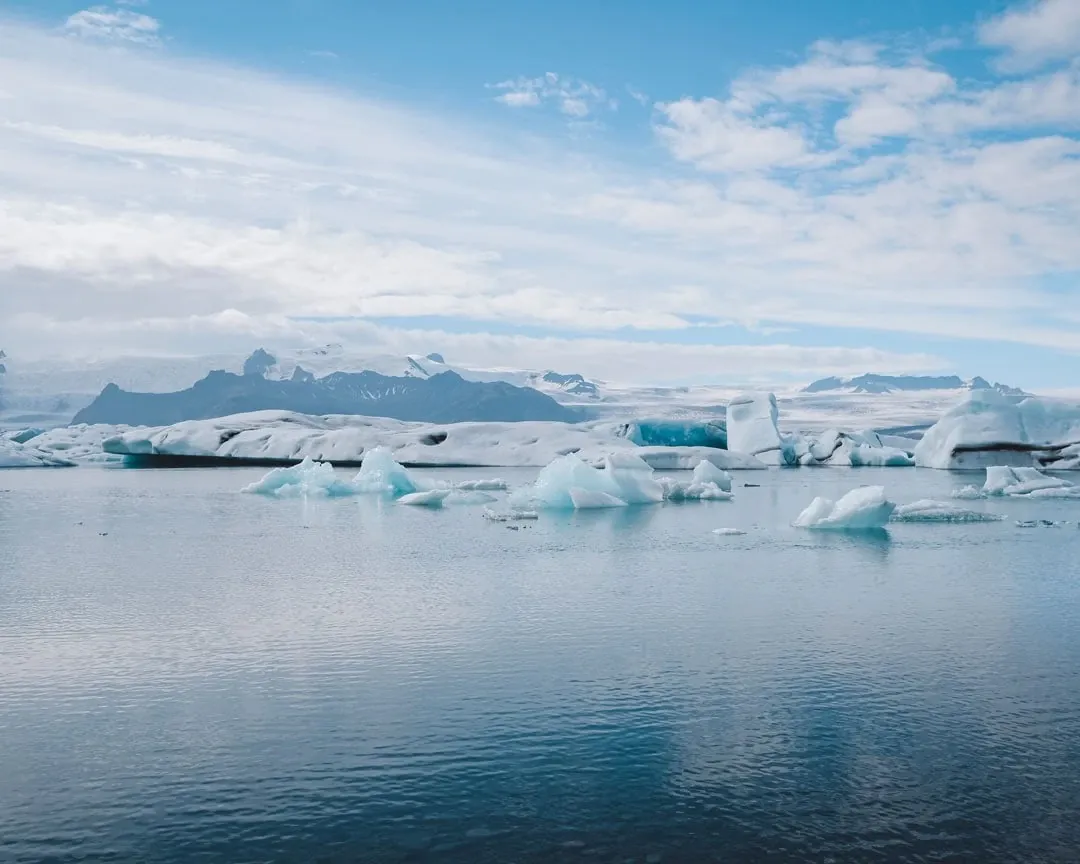 Die Gletscherlagune Jökulsárlón in Island, mit treibenden Eisbergen und einer beeindruckenden Kulisse.