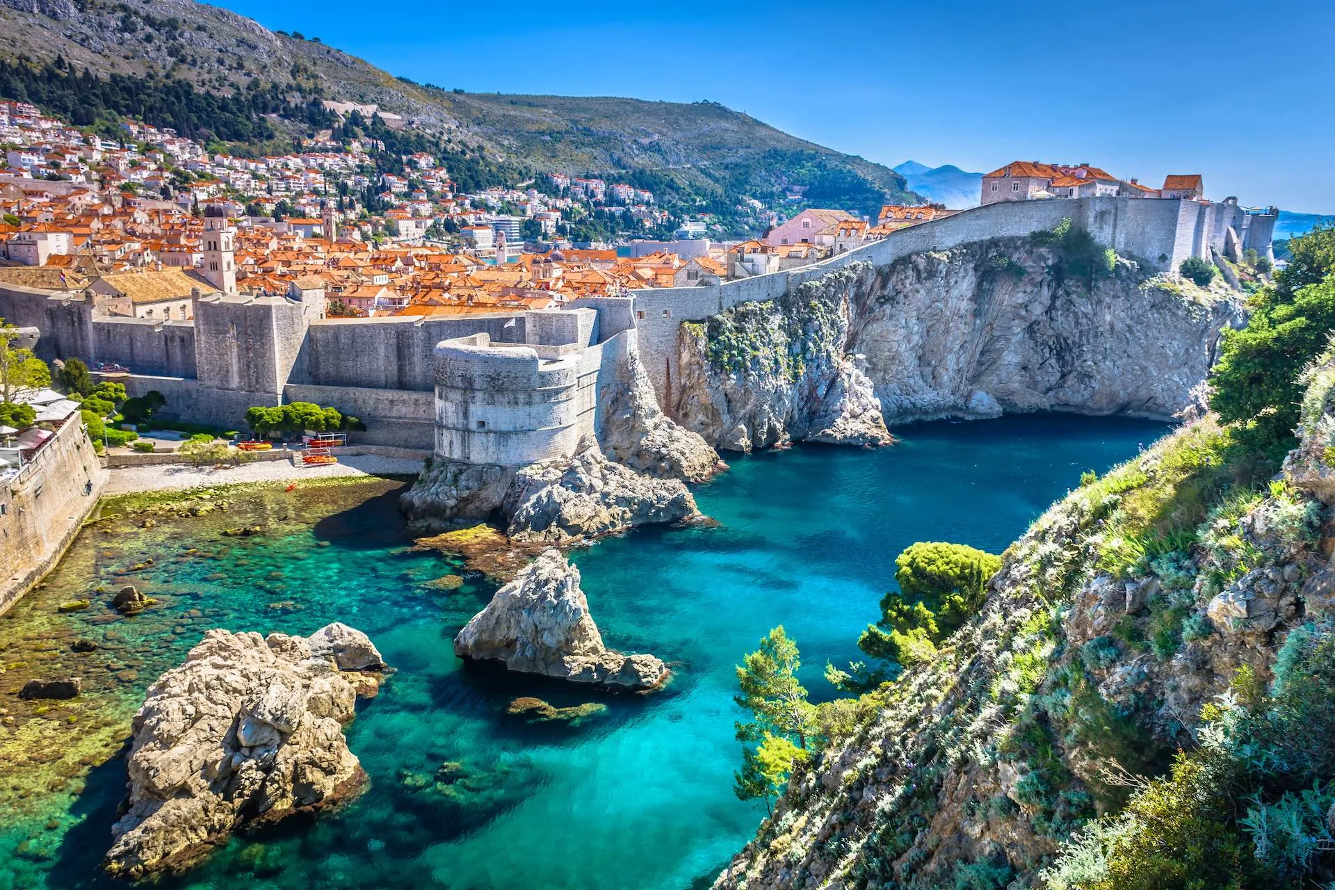 Die historische Altstadt von Dubrovnik, Kroatien, umgeben von Stadtmauern und dem Adriatischen Meer