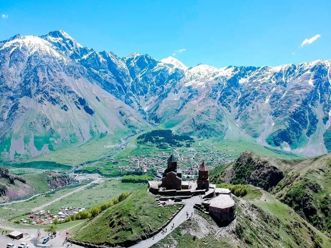 Die historische Gergeti Kirche in Georgien, malerisch vor der Kulisse des Kaukasusgebirges gelegen.