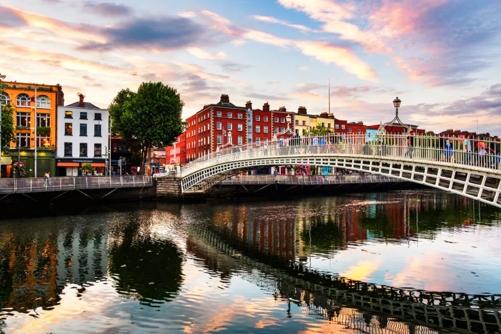 Die historische Ha'penny Bridge in Dublin
