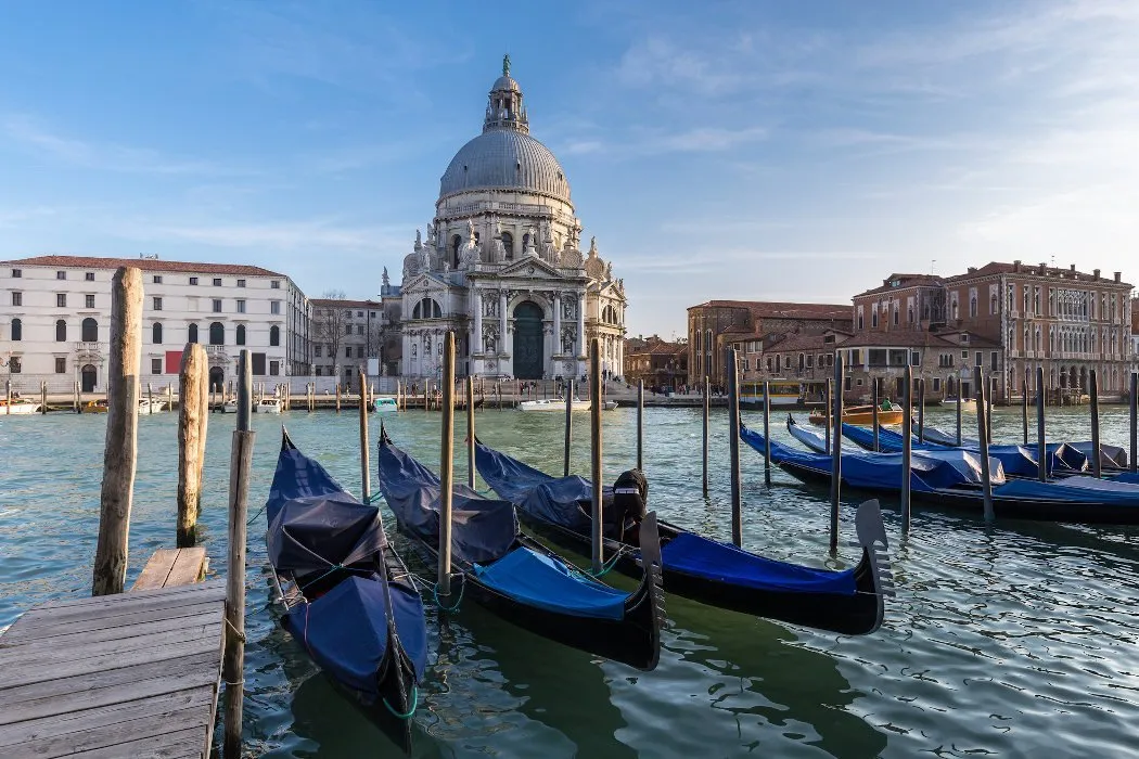 Die ikonische Santa Maria della Salute Kirche am Canal Grande in Venedig, umgeben von Gondeln