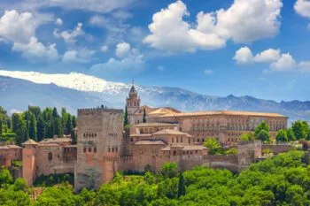 Die imposante Alhambra in Granada, ein UNESCO-Weltkulturerbe