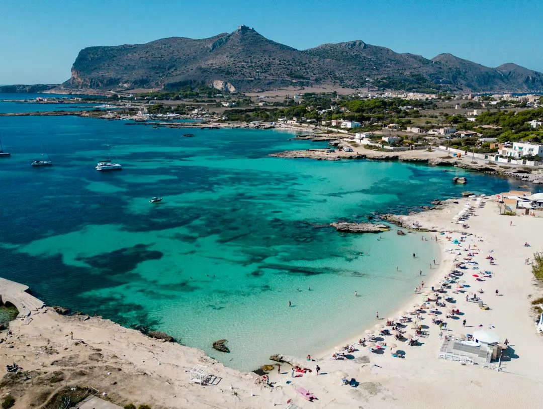 Die Insel Favignana vor Sizilien, ein idyllisches Reiseziel in Europa mit kristallklarem Wasser.