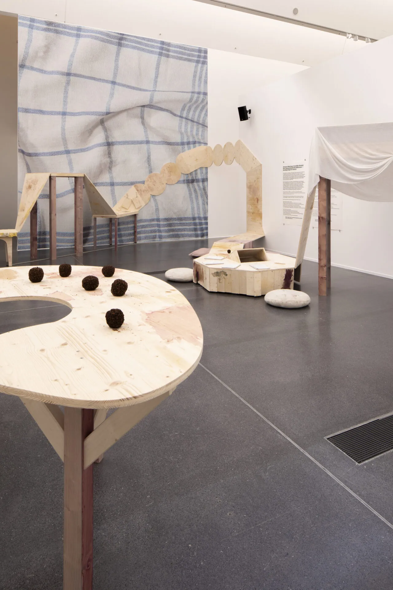 Die Installation der Klasse Deball verwandelt Tische und Rezepte in ein Netzwerk aus Geschichten, Gerüchen und geteilten Erfahrungen.