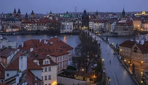 Die Karlsbrücke in Prag mit Blick auf die Prager Burg, ein ikonisches Ziel für studentische Städtereisen