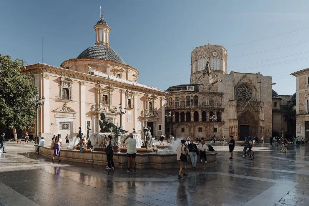 Die Kathedrale von Valencia und der El Micalet Glockenturm ragen über die historische Altstadt