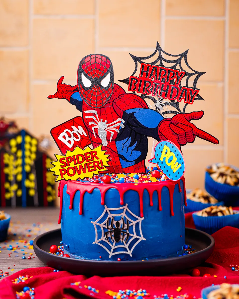Die klassischen Spiderman-Farben Blau, Rot und Schwarz prägen das Design des Kuchens.