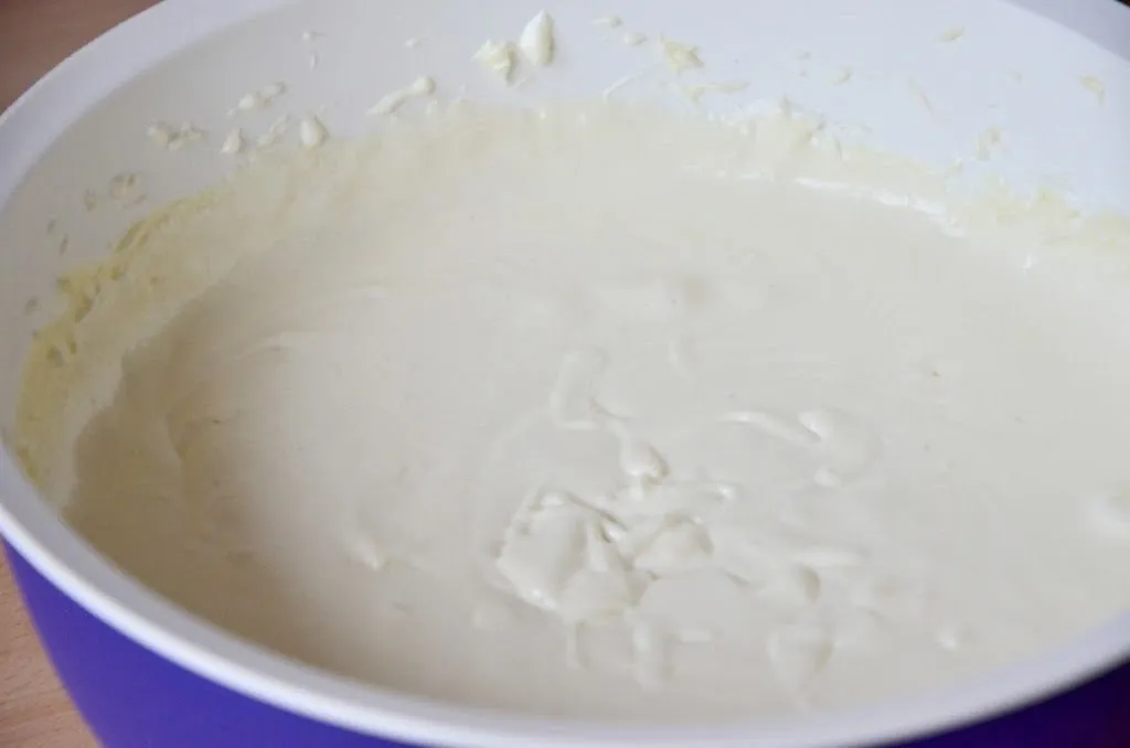 Die köstliche Frischkäse-Schokoladencreme, perfekt für die Regenbogen-Torte